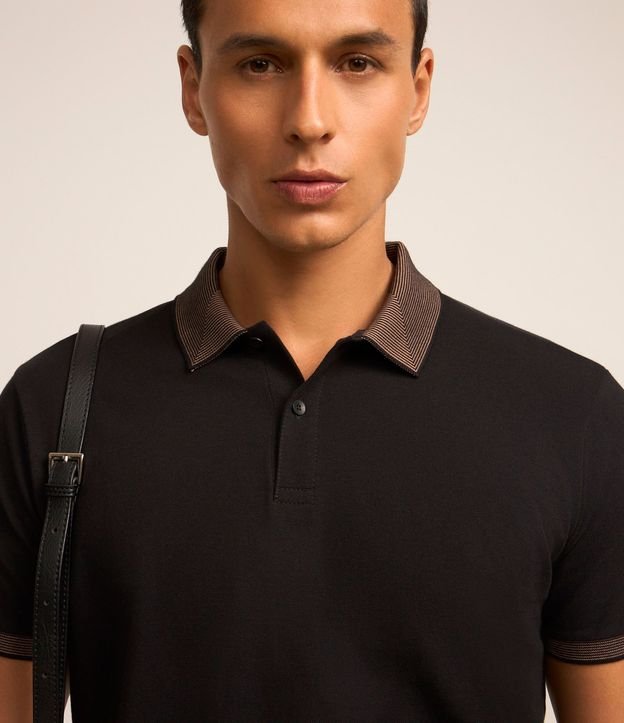 Polo Slim en Algodón con Botones y Detalles Contrastantes 4