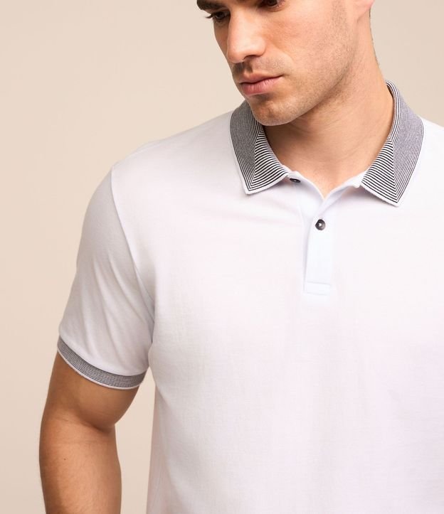 Polo Slim en Algodón con Botones y Detalles Contrastantes 5