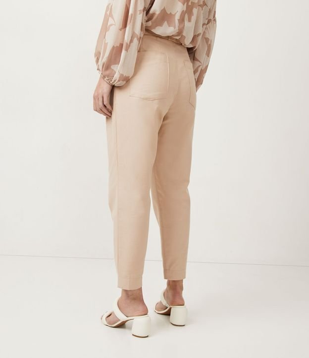 Pantalón Carrot en Algodón con Cinturón 4