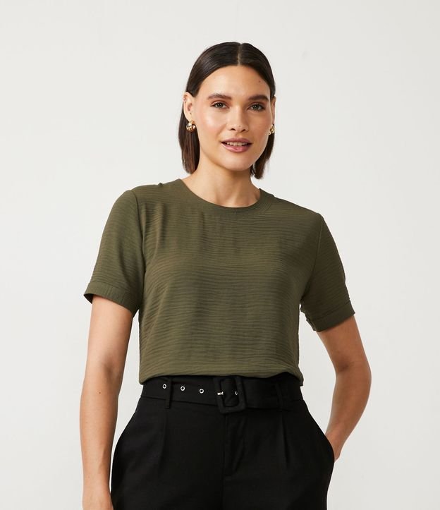 Blusa con Aberturas y Detalles de Pespuntes