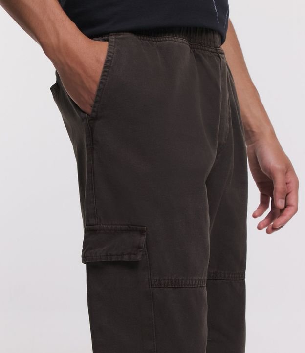 Pantalón Cargo en Sarga con Cintura Elástica y Bolsillos Laterales 4