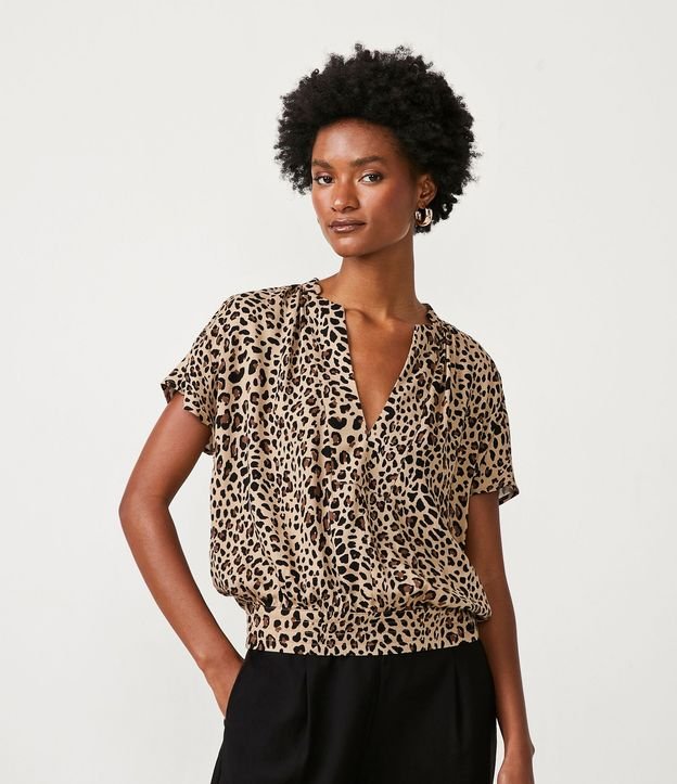 Blusa en Crepé con Escote V y Estampado Animal Print