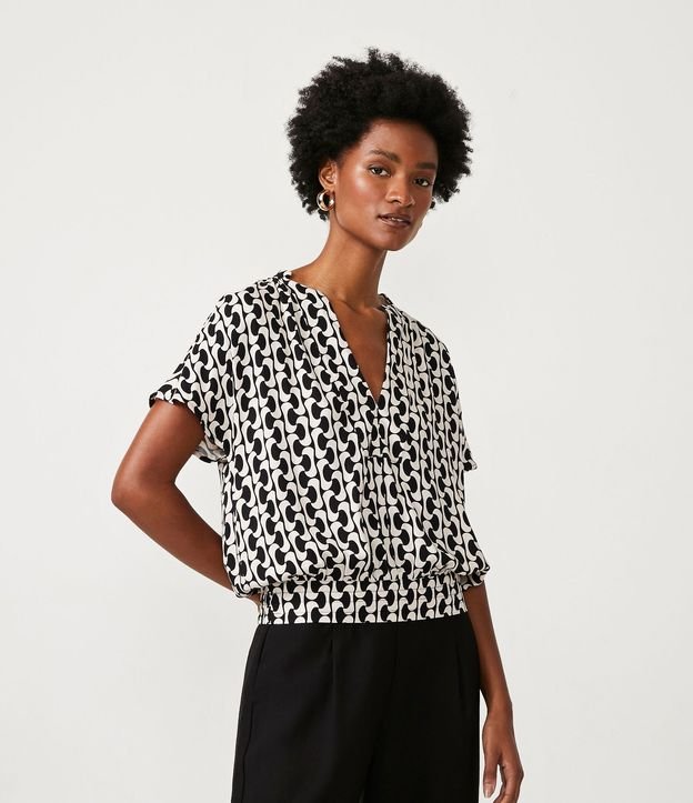 Blusa en Crepé con Estampado Geométrico
