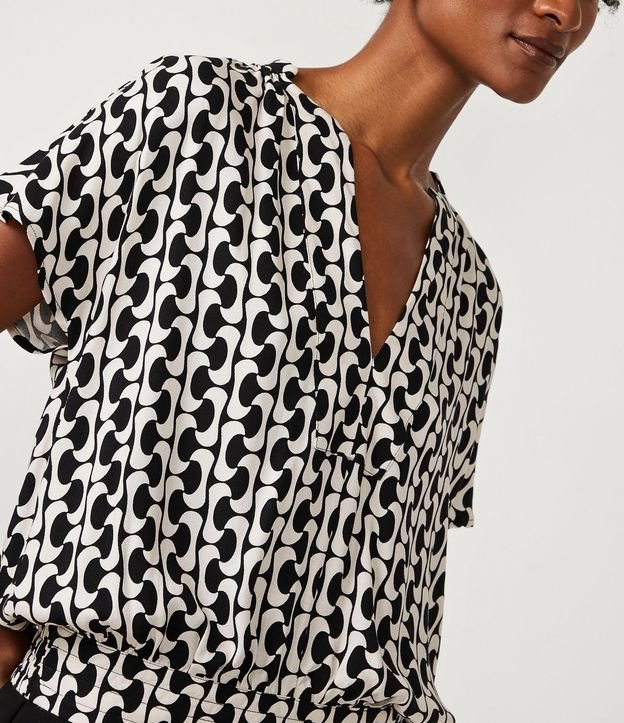 Blusa en Crepé con Estampado Geométrico 6
