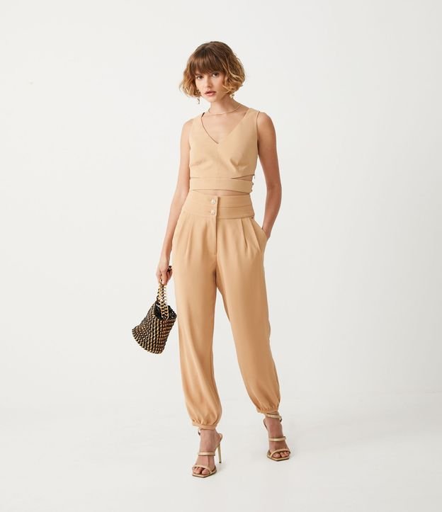 Pantalón Carrot en Crepé con Botones de León