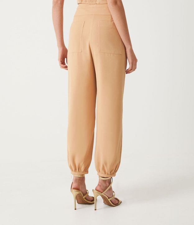 Pantalón Carrot en Crepé con Botones de León 3