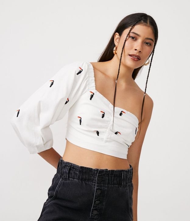 Blusa Cropped Hombro Asimétrico en Lino con Bordados de Tucanos