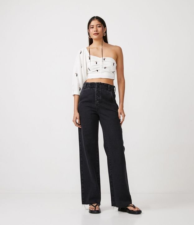 Blusa Cropped Hombro Asimétrico en Lino con Bordados de Tucanos 2