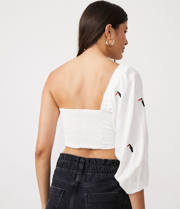 Blusa Cropped Hombro Asimétrico en Lino con Bordados de Tucanos 3