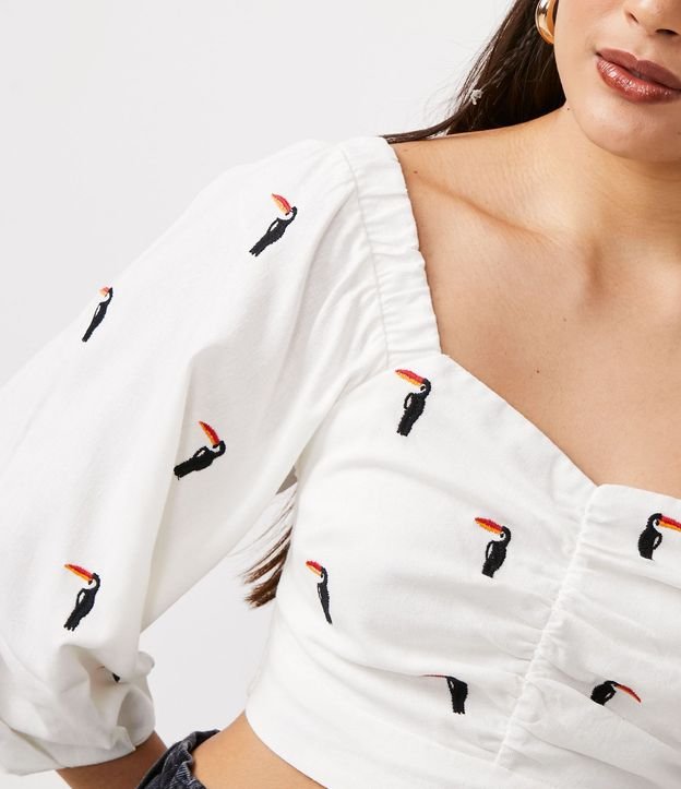 Blusa Cropped Hombro Asimétrico en Lino con Bordados de Tucanos 4