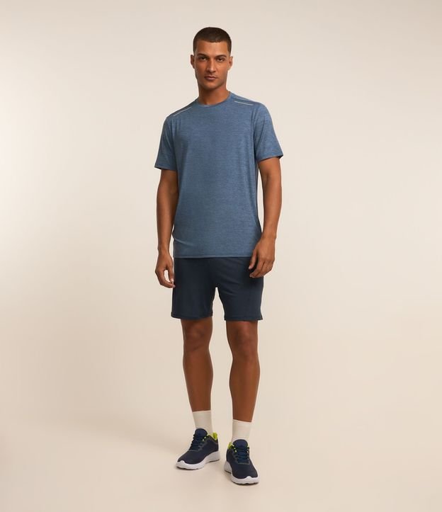 Remera Deportiva con Tecnologia Dry y Detalles Reflectantes 2