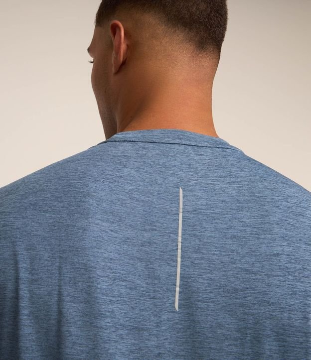 Remera Deportiva con Tecnologia Dry y Detalles Reflectantes 3