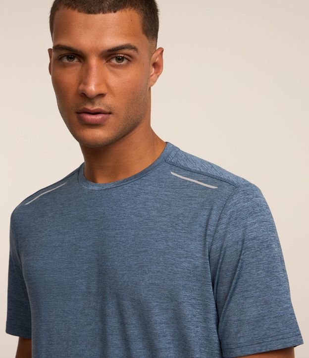 Remera Deportiva con Tecnologia Dry y Detalles Reflectantes 5