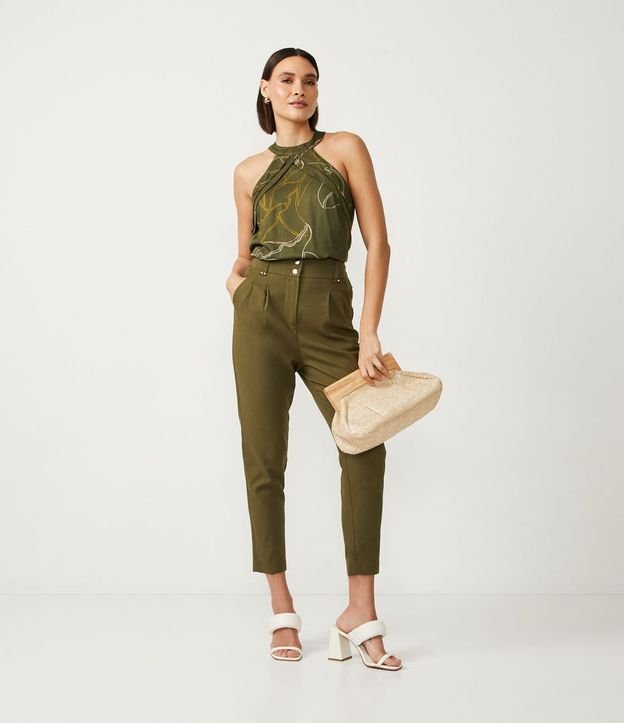 Blusa en Viscosa con Cuello Halter y Estampado Floral 2