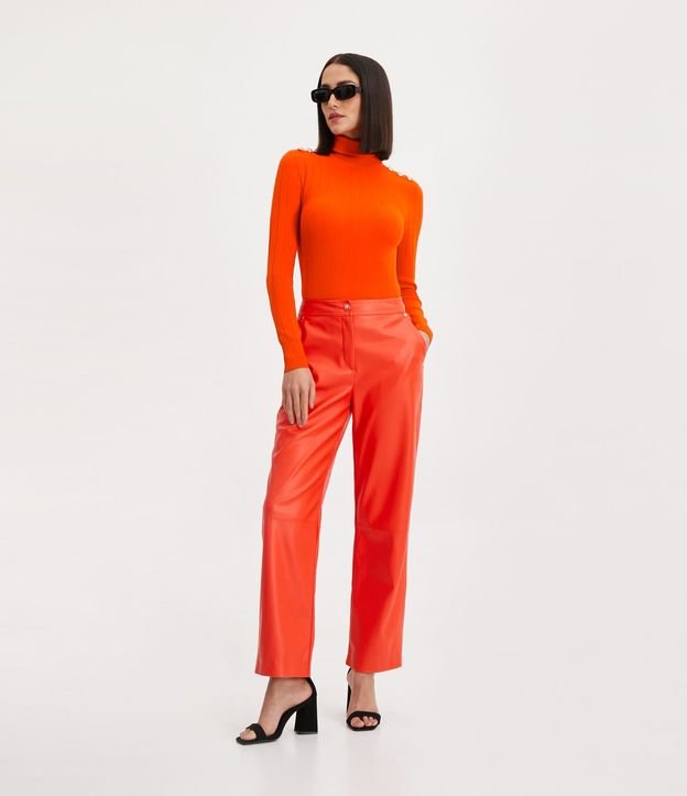 Pantalón Recto en Material Sintético con Botón Diferenciado