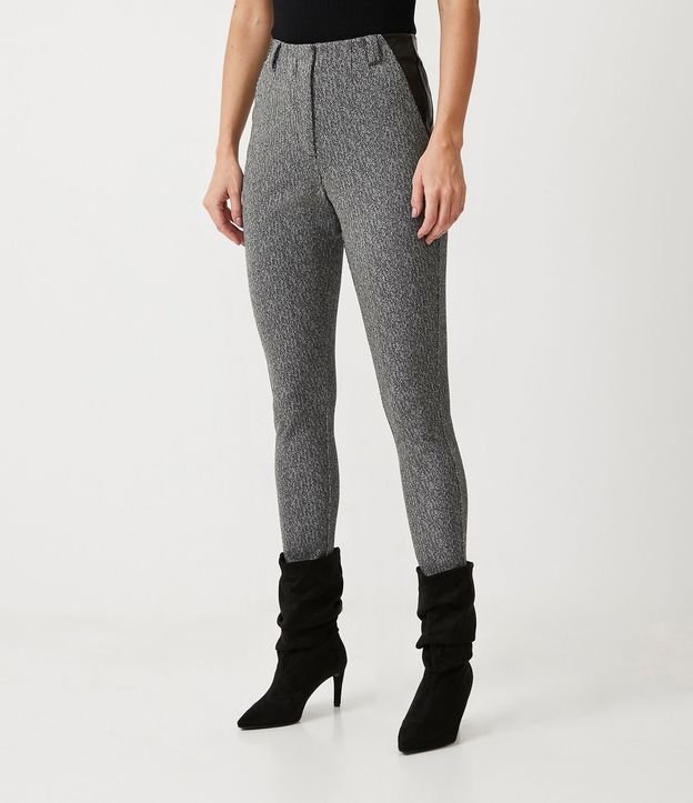 Pantalón Legging en Jacquard con Detalle en Material Sintético 2