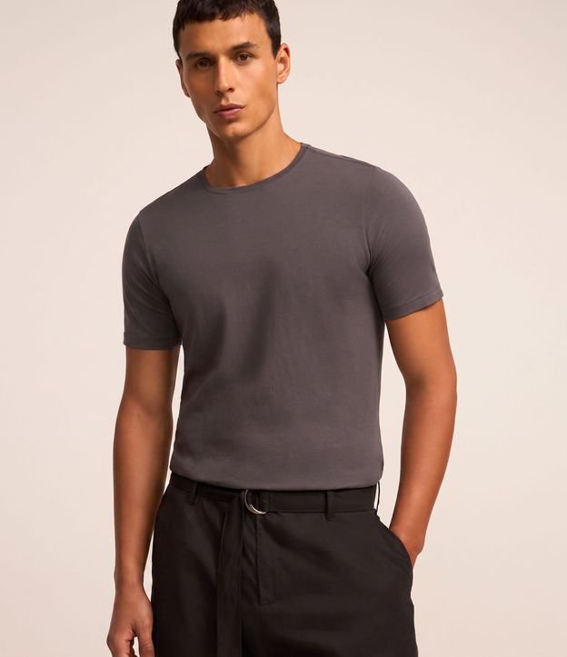 Remera Slim Básica en Algodón Peruano con Cuello Redondo 1