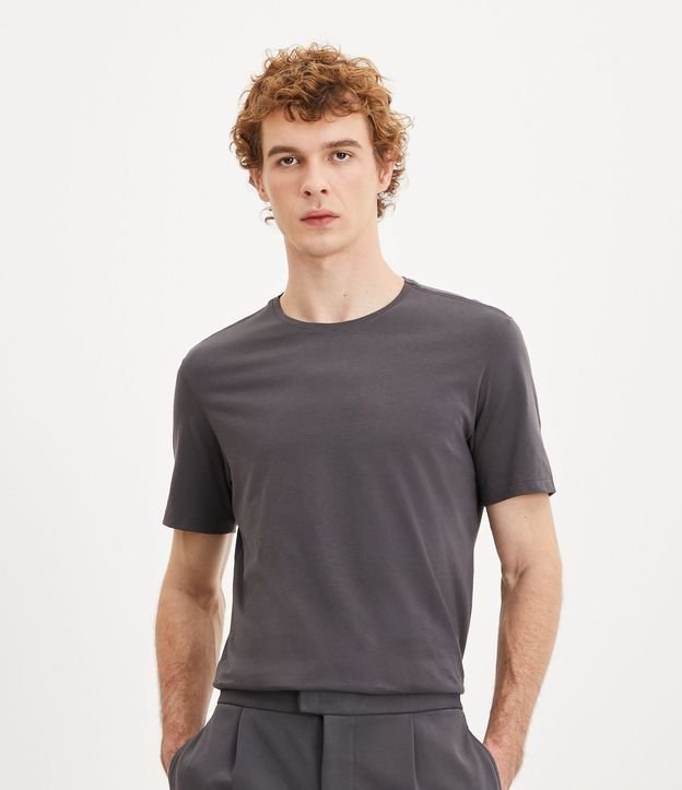 Remera Slim Básica en Algodón Peruano con Cuello Redondo