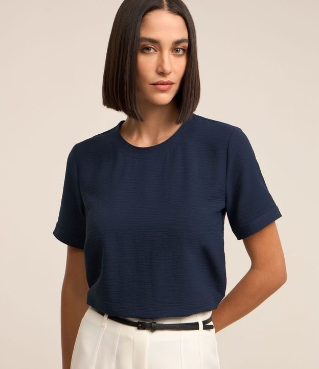 Blusa con Aberturas y Detalles de Pespuntes