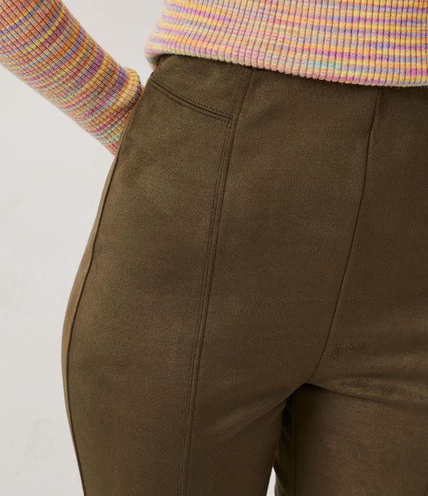 Pantalón Legging en Material Sintético con Recortes Verticales 4