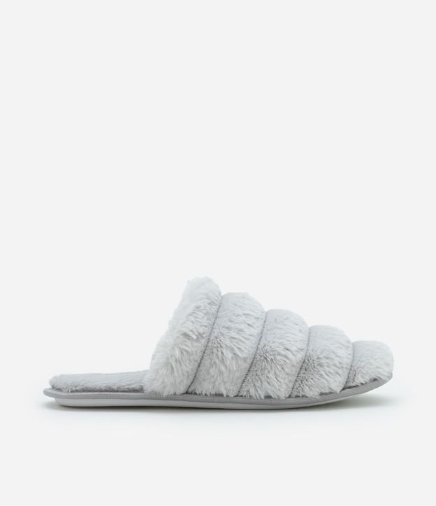 Pantufla Cerrada con Gajos y Textura Felpuda