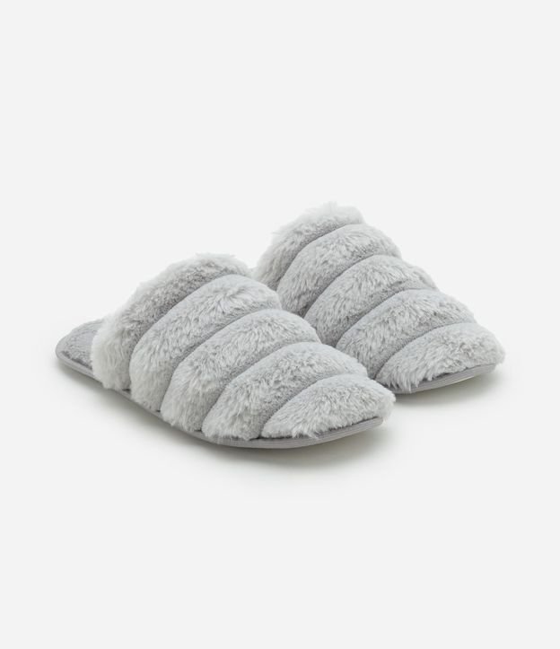 Pantufla Cerrada con Gajos y Textura Felpuda 2