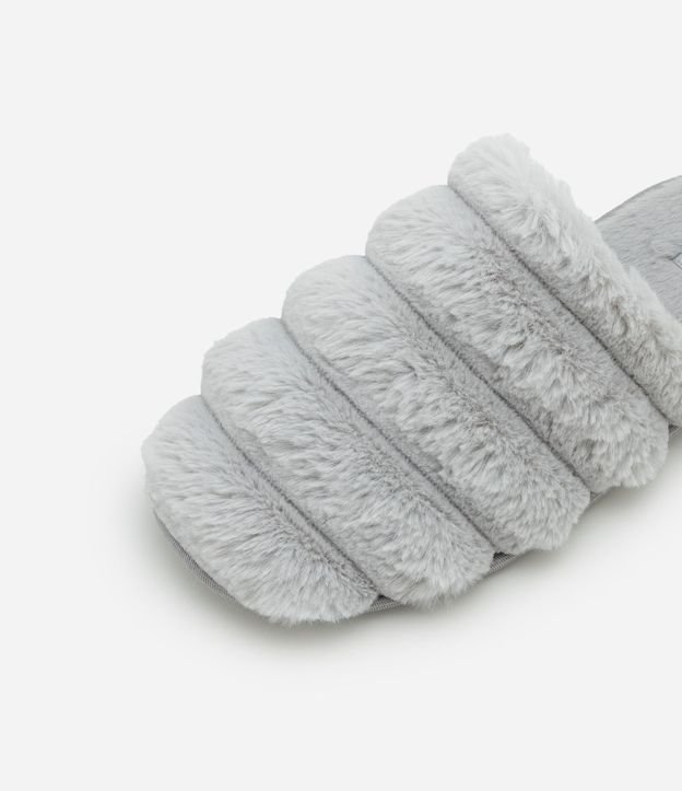 Pantufla Cerrada con Gajos y Textura Felpuda 3