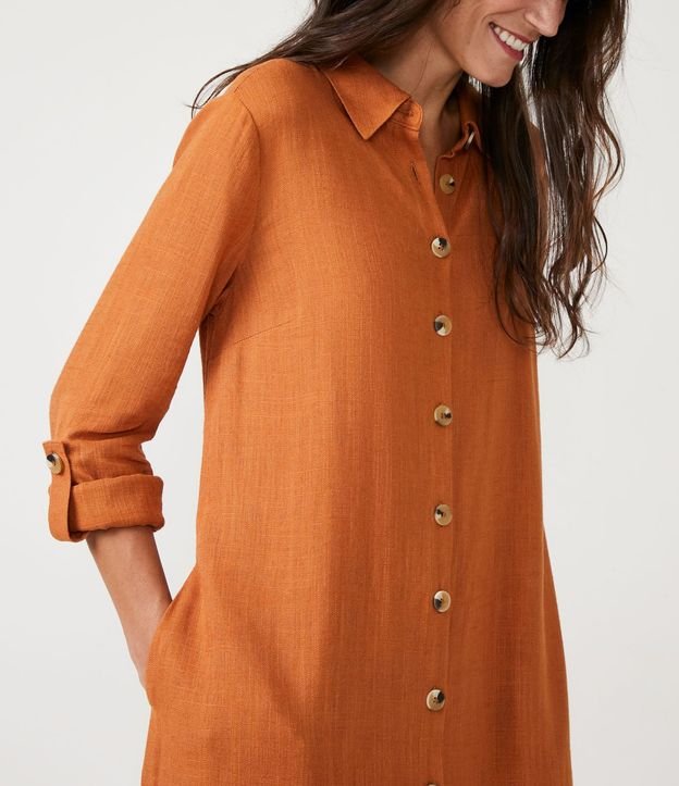 Vestido Chemise Alargado en Viscolino con Botones Contrastantes 4