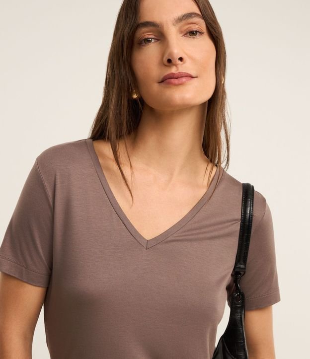 Blusa Básica en Viscosa con Escote V 3