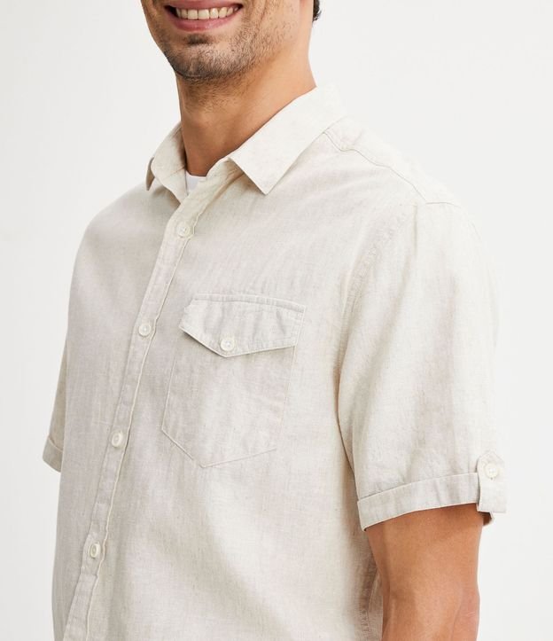 Camisa Comfort en Lino con Bolsillo y Dobra en la Manga 4