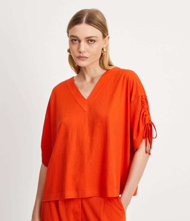 Blusa Amplia con Escote V y Detalle de Lazo Fruncido en las Mangas