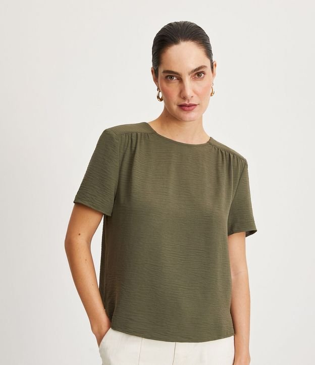 Blusa Básica con Detalle de Pliegues en los Hombros