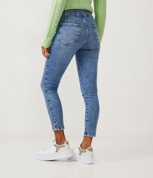 Pantalón Cigarrete Cintura Alta en Jeans con Pliega y Bolsillos 3