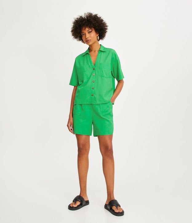 Camisa Manga Corta en Viscolino con Botones Geométricos 3