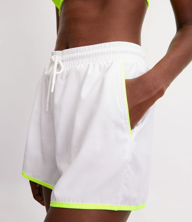 Bermuda Runner con Detalle Bies Contrastante y Bolsillos 4