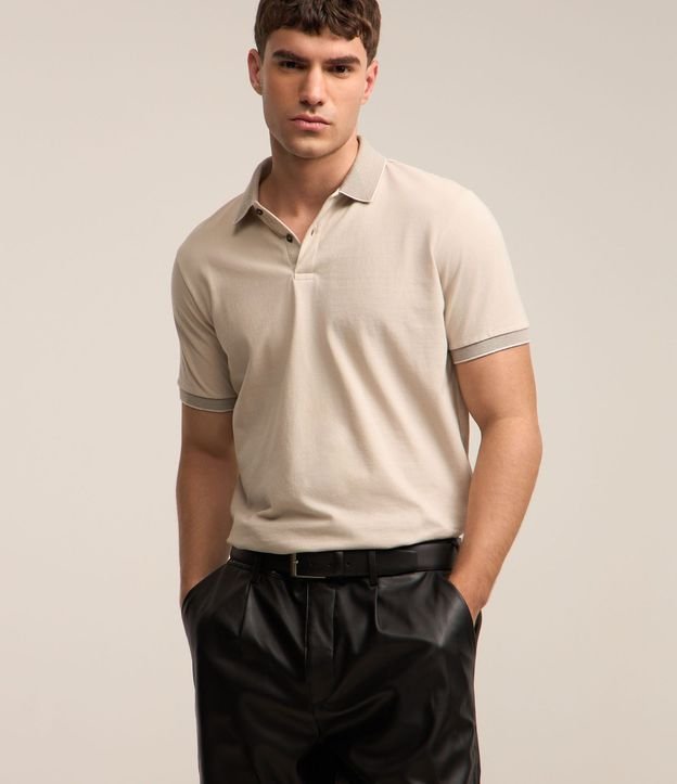 Polo Slim en Algodón con Botones y Detalles Contrastantes