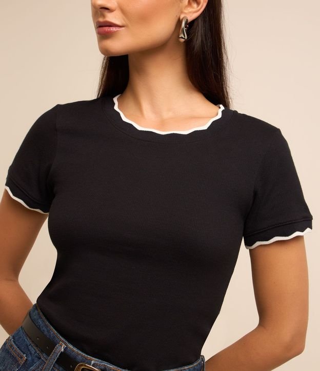 Blusa en Algodón con Detalle Ondulado Contrastante