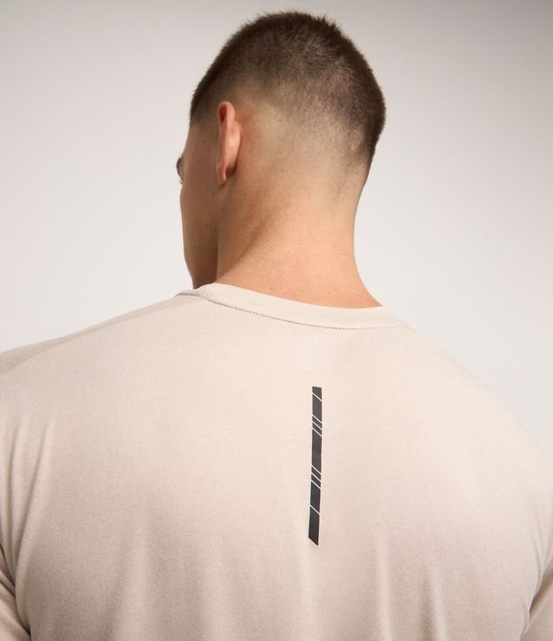 Remera Deportiva con Etiqueta en la Barra y Manga Corta 3
