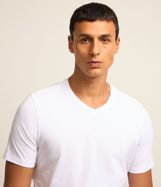 Remera Slim en Algodón Peruano con Cuello V 4