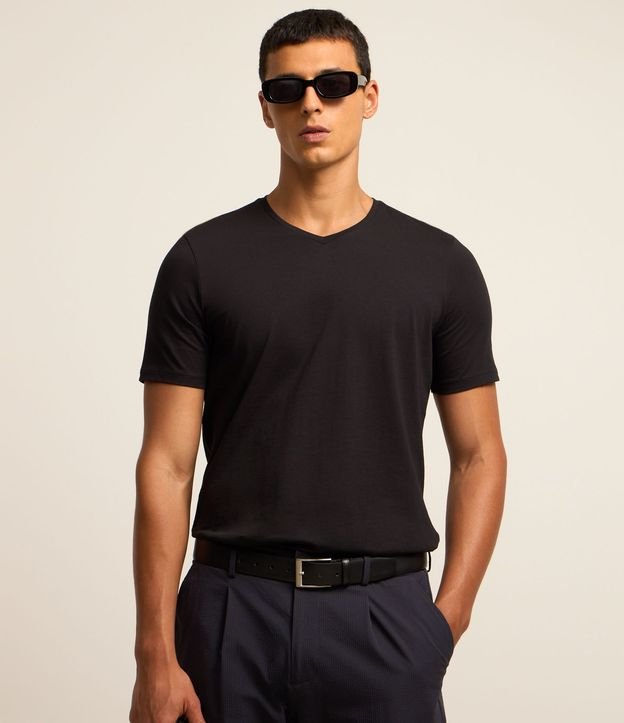 Remera Slim en Algodón Peruano con Cuello V 2