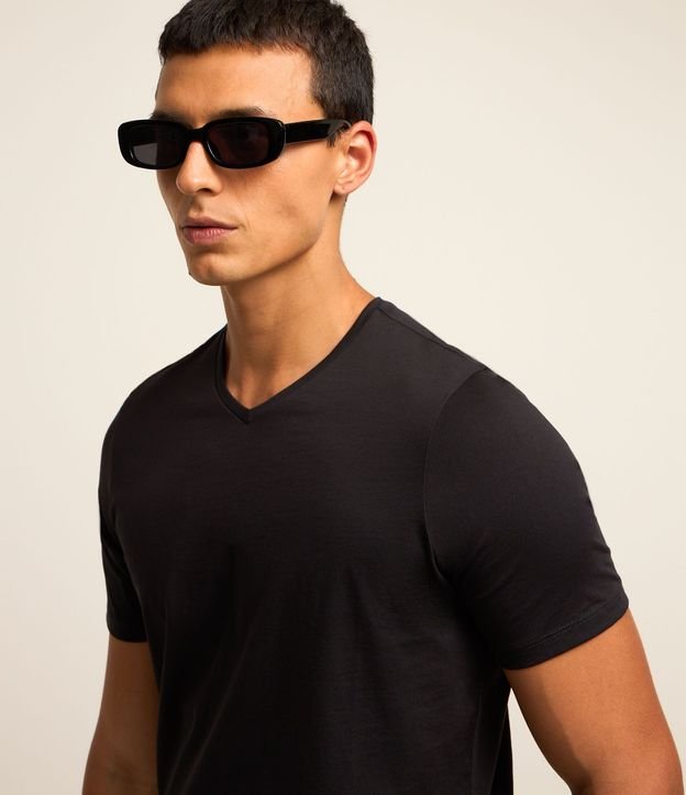 Remera Slim en Algodón Peruano con Cuello V 4