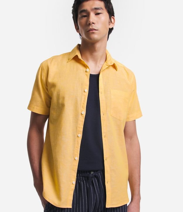 Camisa Comfort Básica en Lino con Bolsillo Delantero
