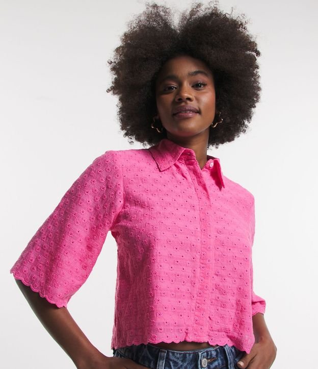 Camisa en Laise con Textura de Flores y Bajo Ondulado 4