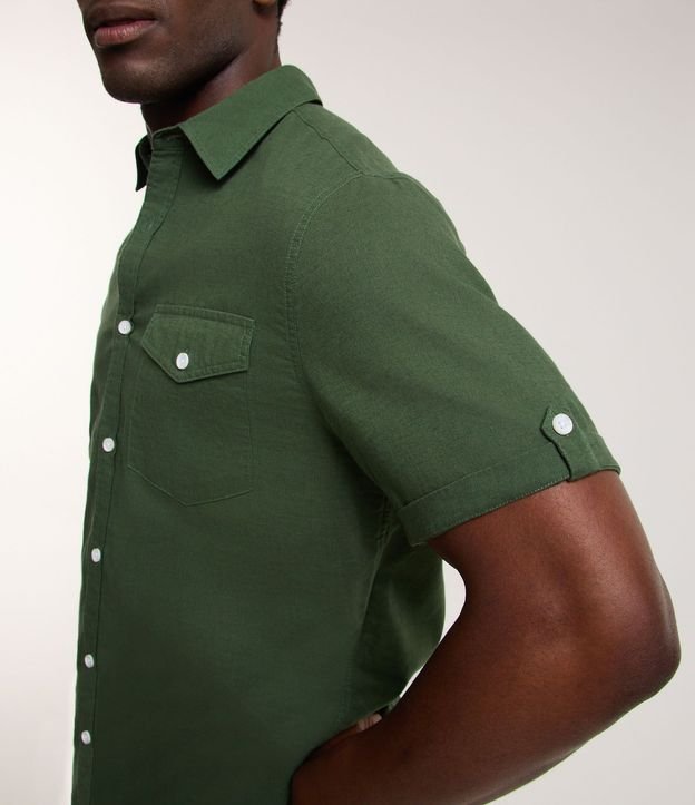 Camisa Comfort en Lino con Bolsillo y Dobra en la Manga 5