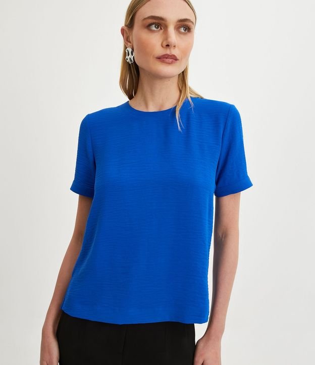Blusa con Aberturas y Detalles de Pespuntes