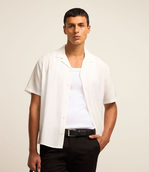 Camisa Slim en Viscosa con Textura Diferenciada y Cuello Inglés