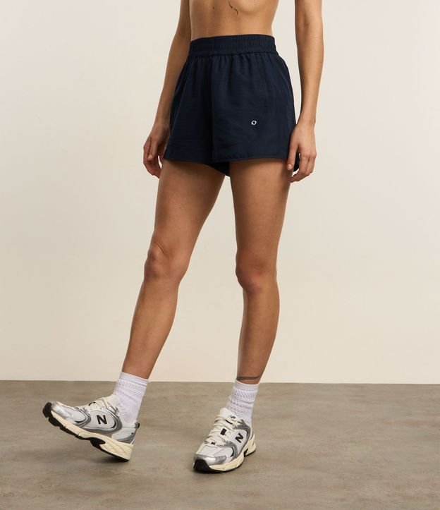 Bermuda Runner Deportiva en Microfibra Ligera con Textura de Agueros 2