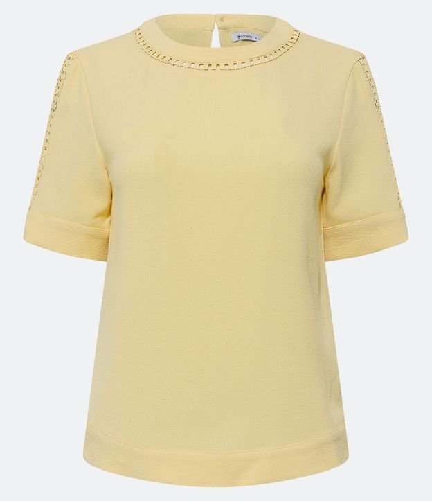 Blusa en Crepé con Detalles Cutout en el Cuello y Manga Corta