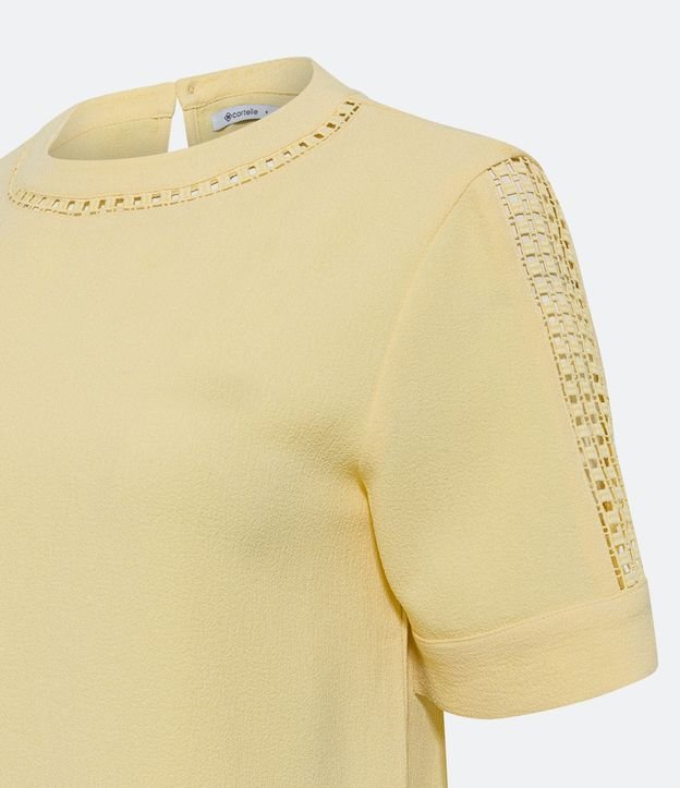 Blusa en Crepé con Detalles Cutout en el Cuello y Manga Corta 3