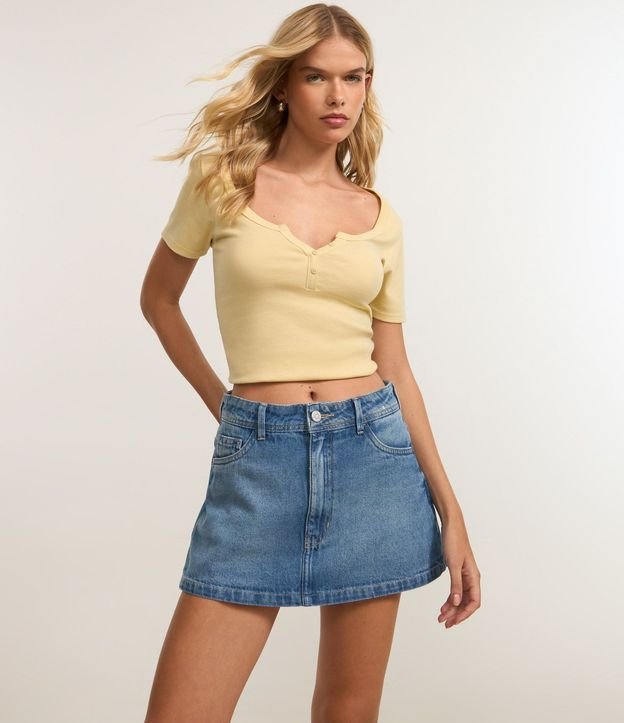 Short Pollera en Jeans Tiro Alto con Bolsillos Deshilachados 2